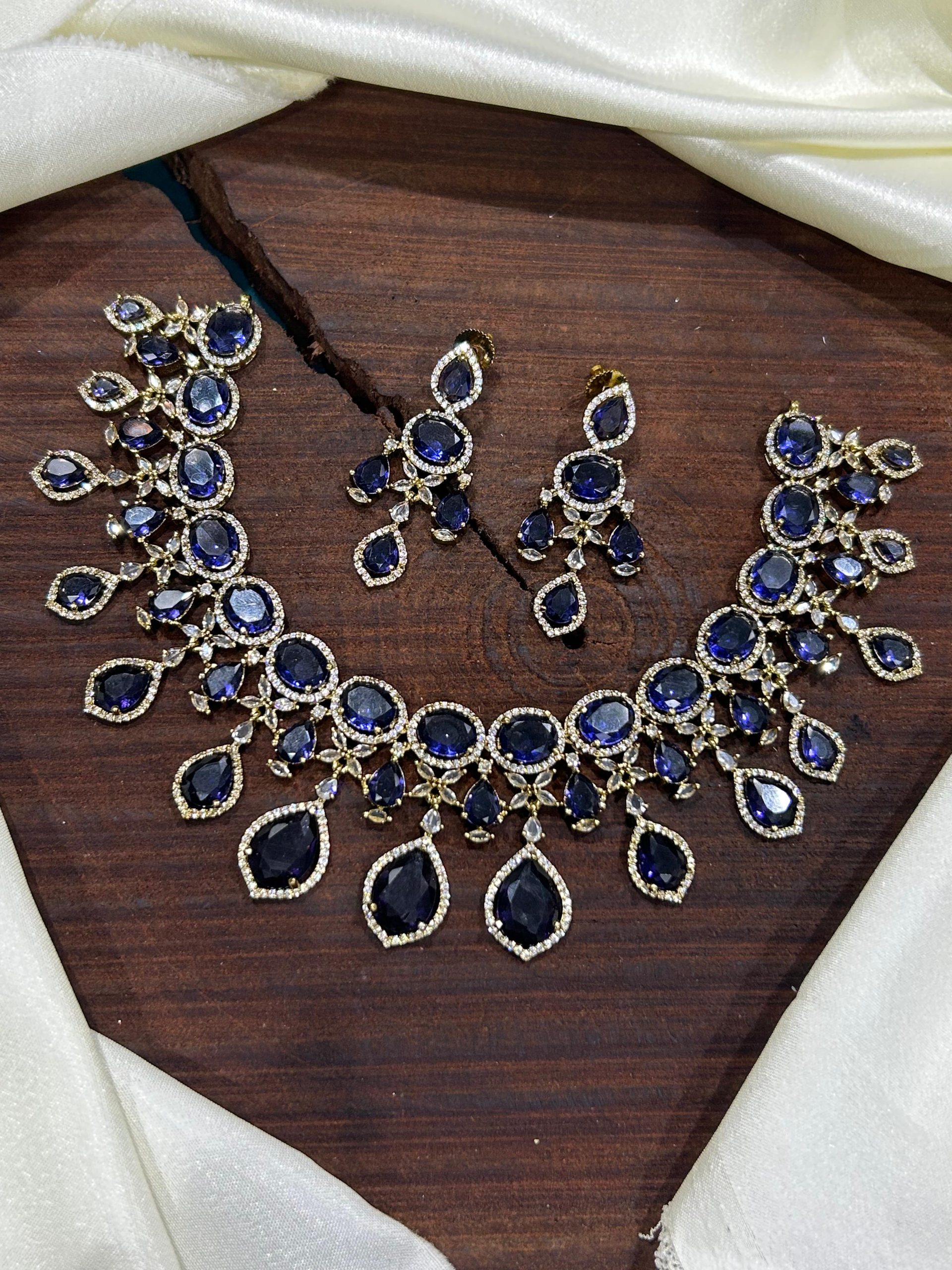 Stylish Pink Necklace With Earrings - Image 4