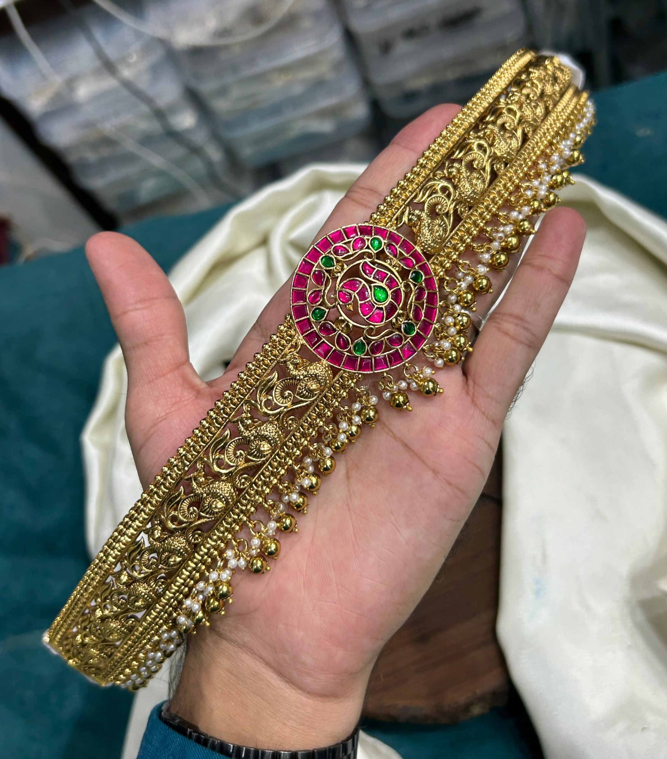 Bridal Kundan Vaddanam In Nakshi Design - Image 3