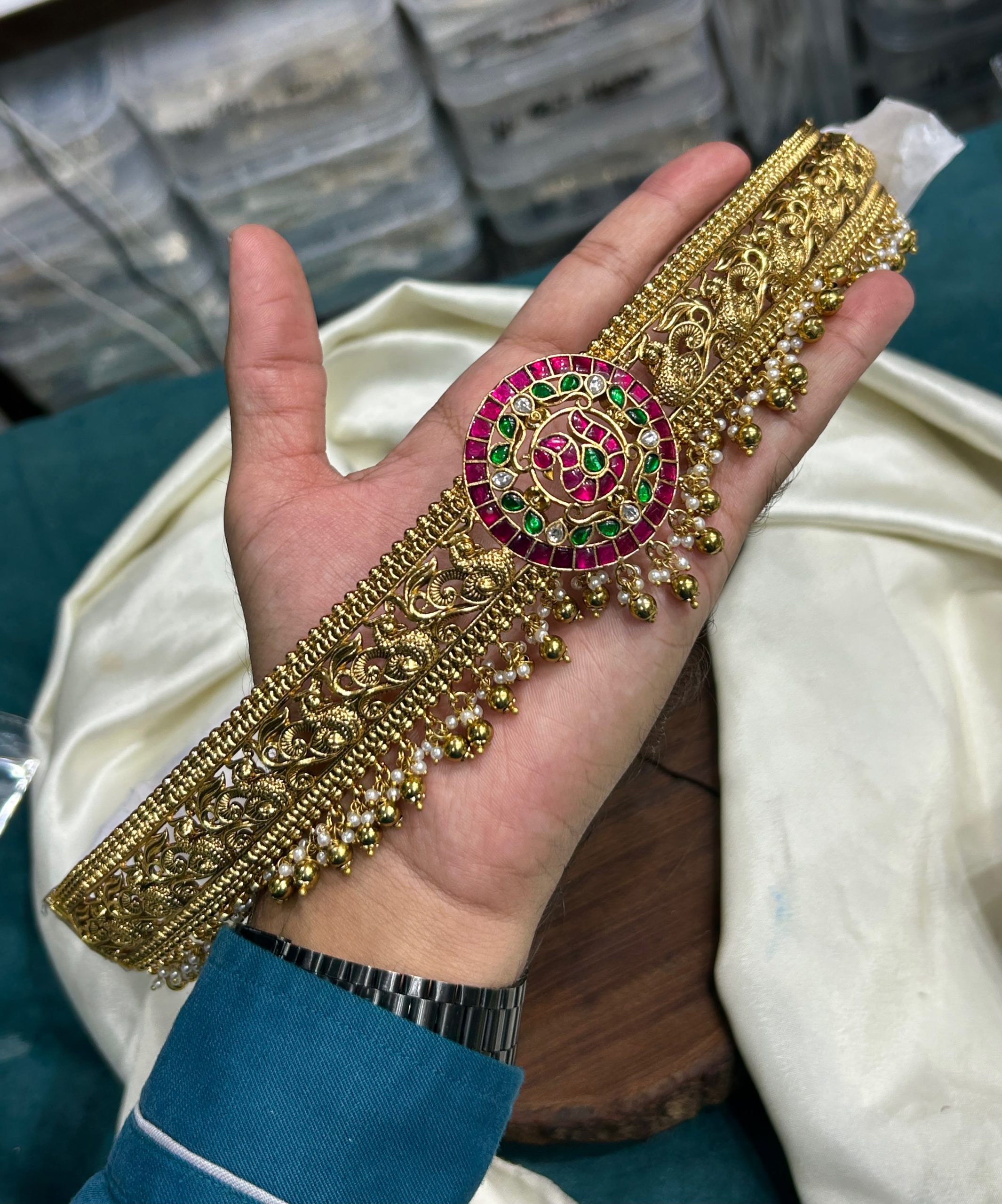 Bridal Kundan Vaddanam In Nakshi Design - Image 2