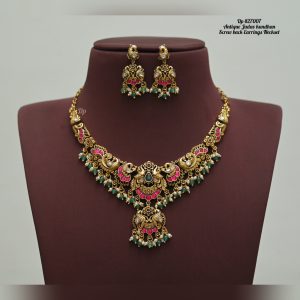 Jadau Necklace In Gold Look