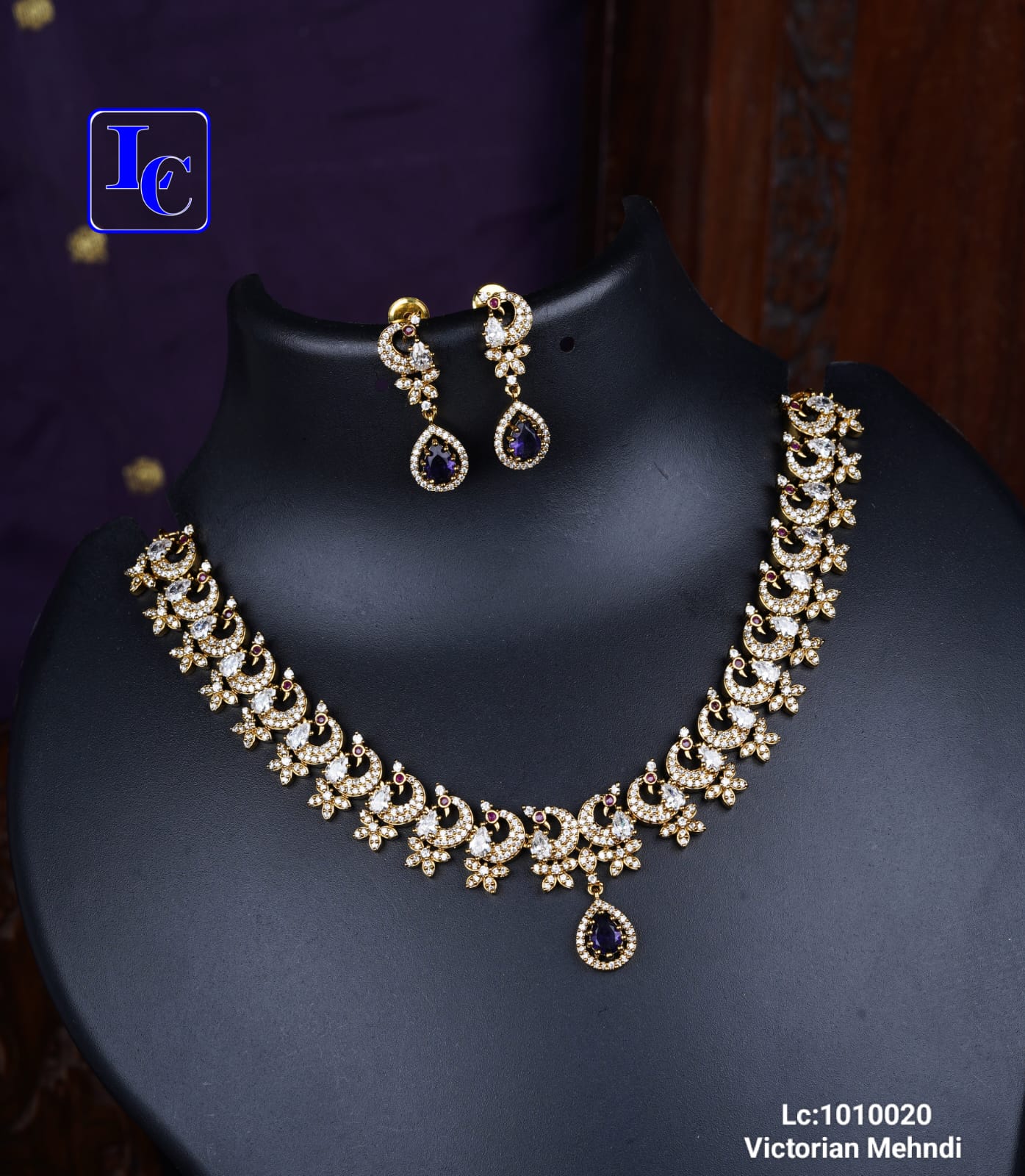 Stylish Victorian Necklace With Earrings - Image 4