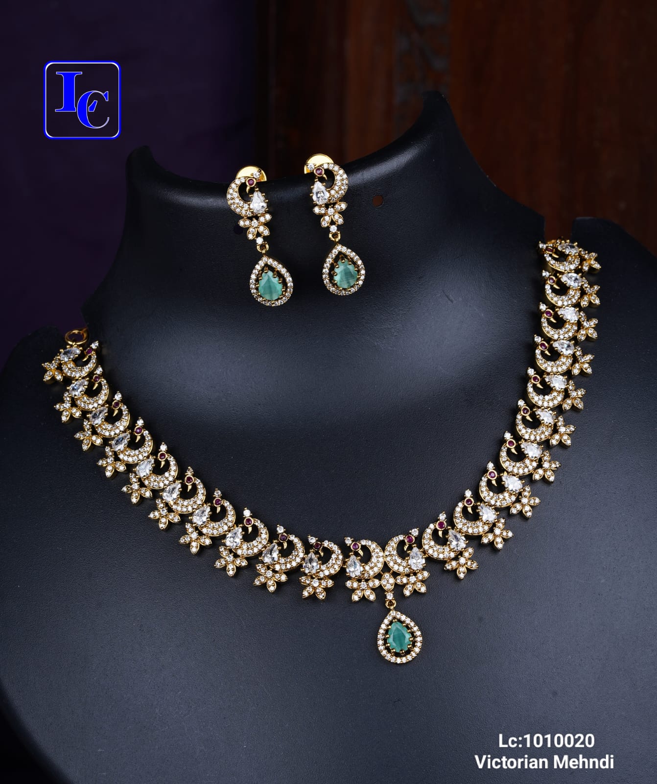 Stylish Victorian Necklace With Earrings - Image 3