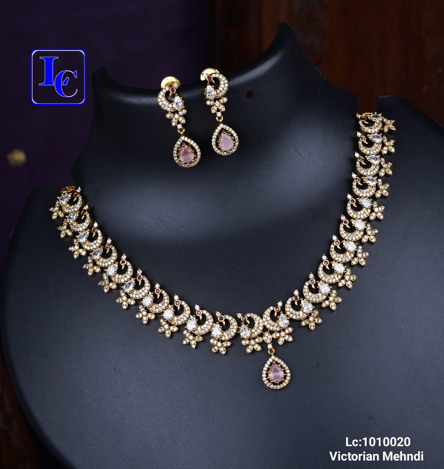 Stylish Victorian Necklace With Earrings - Image 2